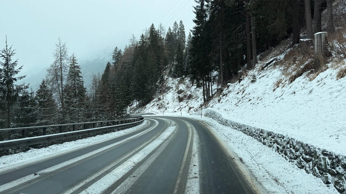 Die Fahrt ins Unterland bei schneebedeckter Strasse