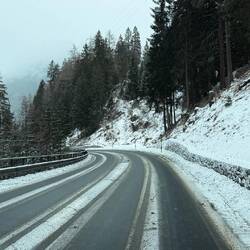 Die Fahrt ins Unterland bei schneebedeckter Strasse