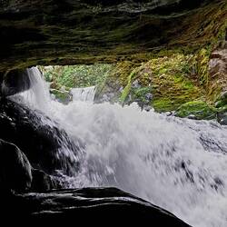 Der Wasserfall von unten