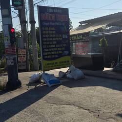 Left side, above the sign: a green light esp. for motos