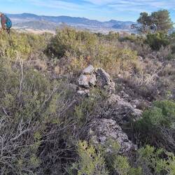 Mittig eine Steinpyramide als Wegweiser.