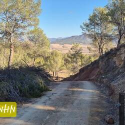 Schon ein paar Höhenmeter geschafft und breiter schöner Weg.