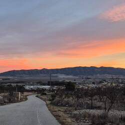 Wir sind nun auf festen Wegen, rechtzeitig zum Sonnenuntergang. Nur noch 1 km.