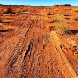 Der erste Wüstensand unter den Reifen