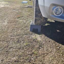 Dafür parkt er platzsparend für Reifen und Auffahrkeil