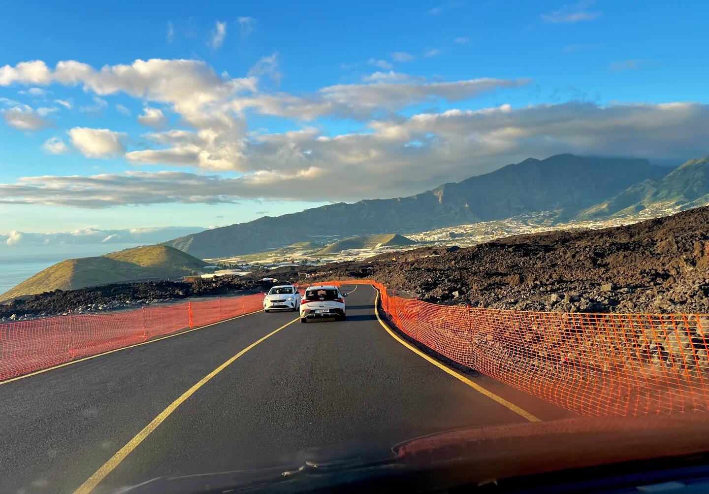 Neu gebaute Straße durch das Lavafeld