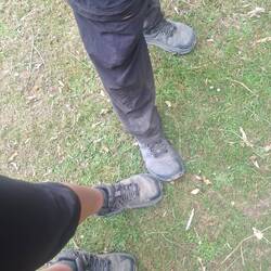 Mini schue dörfe mit ihre grosse brüedere laufe