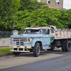Solcherlei Geräte, vorzugsweise Ford, Chevy und Dodge fahren hier noch reichlich herum