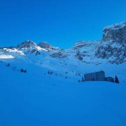 Blick zurück zur Berghütte Urner Staffel und zum Ruchstock.