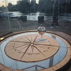 das Foucaultsche Pendel am Flussufer in Valdivia