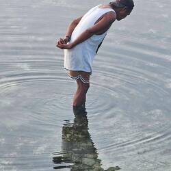 Was sucht er da in aller Früh?