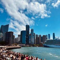 Blick auf Circular Quay Wharf und die Skyline