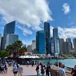 Blick auf Circular Quay Wharf und die Skyline