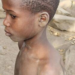 die Narben sind Zugehörigkeiten eines Stammes