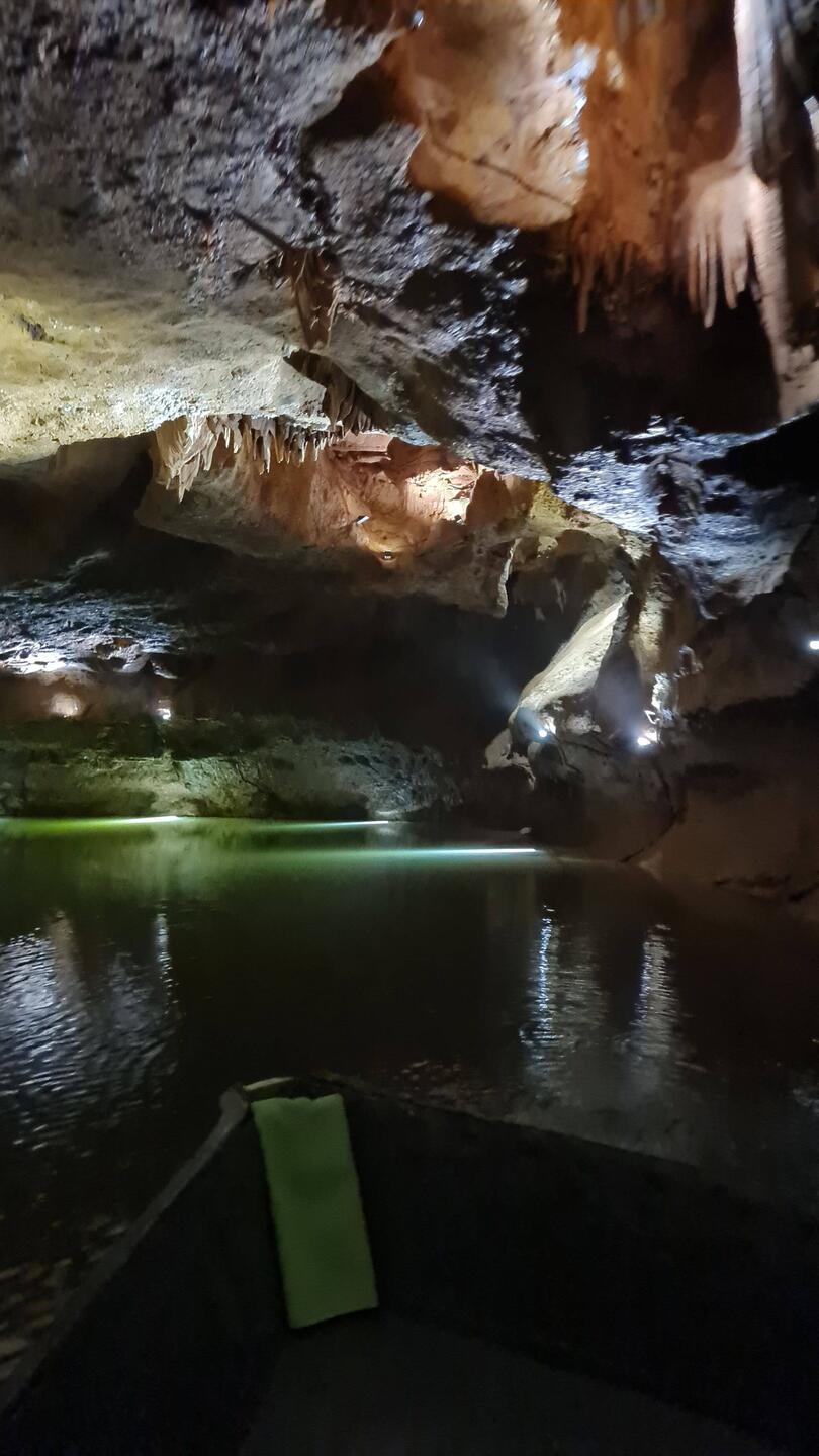 In kleinen Booten geht es durch die Höhle