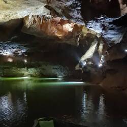 In kleinen Booten geht es durch die Höhle