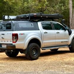 ein für Safaris ausgestatteter Pickup