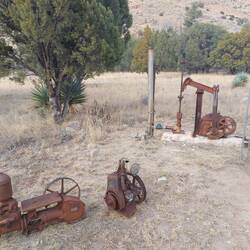 Alte Pumpen und Motoren.