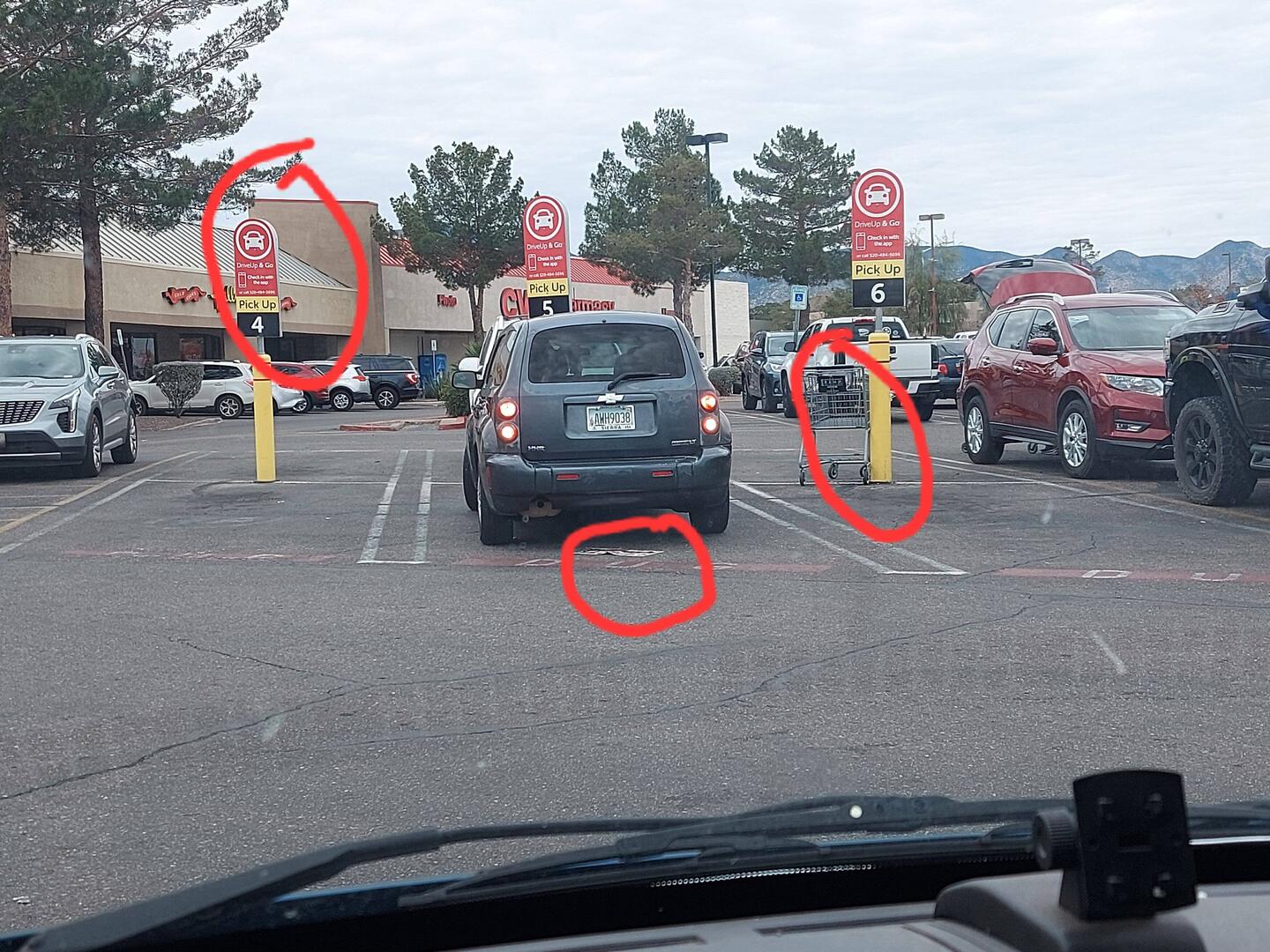 Pickupparkplatz, Sonderangebotsblatt und Einkaufswagen.