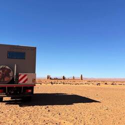 Henriette vor dem Orion Kunstwerk von Hannsjörg Voth