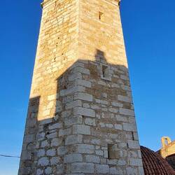 Der Kirchturm aus der Nähe. Aber wir wollen zur Burg