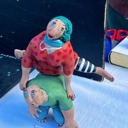 sehr kreativ gestaltetes Paar beim Bockspringen