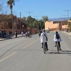 Links geht's zur Schule