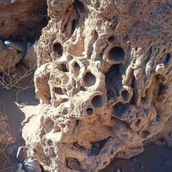 In 10000-den Jahren gewachsene Tropfsteinformationen der eingebrochenen Höhle.