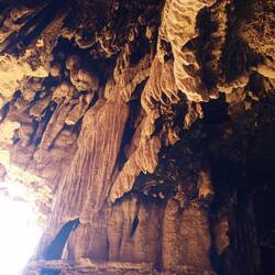 Tropfsteinvorhänge, die das Hohe Alter der Formationen unterstreichen.