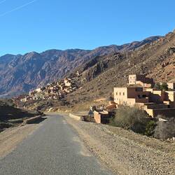 Immer wieder kommen kleine Ansiedlungen in Sicht.