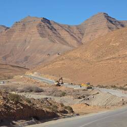 Straße führt jetzt durchs Flussbett