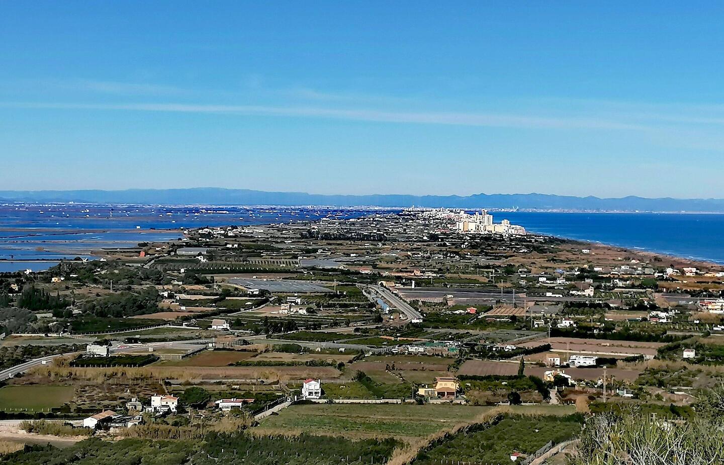 Links Albufeira, Natur/Vogelschutzgebiet, gaaanz im Hintergrund Valencia