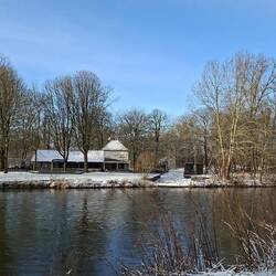 Die Siegfähre im Winterschlaf.