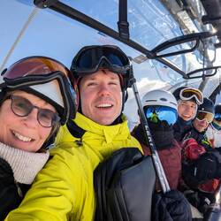 Gruppenselfi im Lift