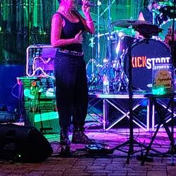 Die Sängerin mit der tollen Stimme ist daisy, die Chefin des Campingplatzes