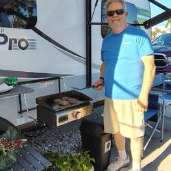 Und hier ist der Koch - unser Nachbar Chuck, der 72 Jahre jung wurde