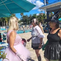 Poolparty in USA bedeutet auch verrückte Kleidung tragen.