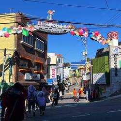 Eingang zum Künstlerdorf