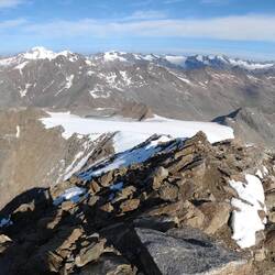 ganz hinten sieht man die Similaun-Hütte