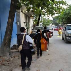 Die Musiker auf dem Weg zur Arbeit