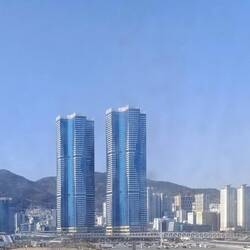 Was aussieht wie eine liegende Absperrung ist eine überdachte Fußgängerbrücke