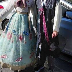 Hanbok (한복) ist die traditionelle koreanische Kleidung,