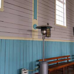 Wieso nicht ein Heizstrahler mit Gas in einer Holzkirche?