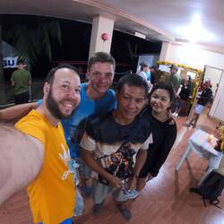 Alex aus Russland, Feru aus Kasachstan und unser Fahrer hält das Eintrittsgeld.