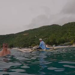 Gar nicht so einfach unter Wasser. Auftrieb war so stark. Und er hat mich mit der Flosse erwischt.