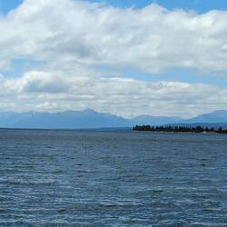 Photo prise sur le retour de Dock Bay. On peut voir un peu de neige sur les montagnes