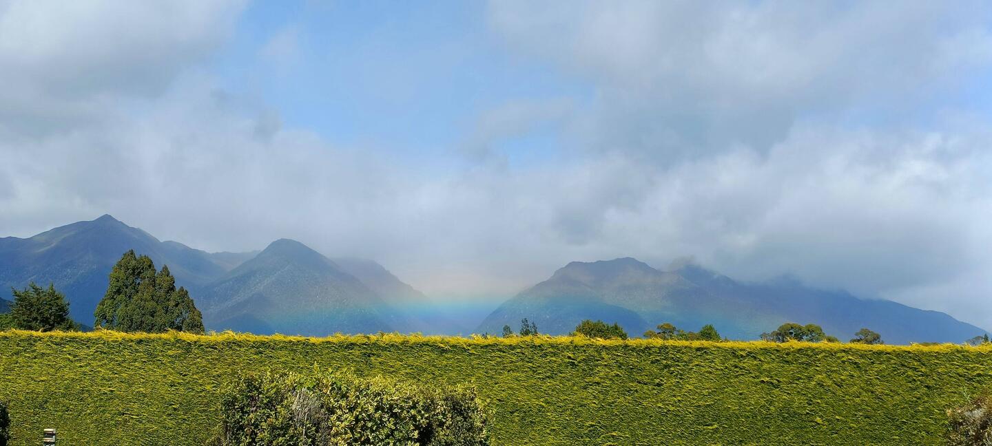 Un bel arc en ciel sur les montagnes avant de partir de Manapouri