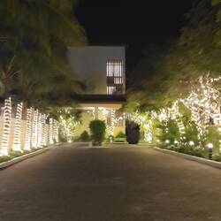 L'entrée de notre hôtel côté route 🌴