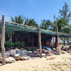 Transats proposés par les locaux le long de la plage 🥰