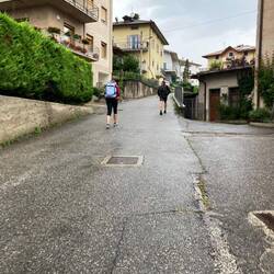 Mit vollen Rucksäcken Berg wieder hoch